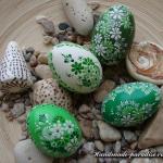 Do-it-yourself painting of wooden eggs