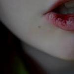 If a girl bites her lips: what does it mean?