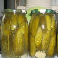 Pickling crispy cucumbers for the winter with oak leaves
