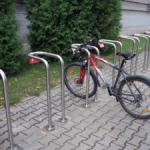 Cykelparkering på gatan: hur och bör man inte göra det Hem cykelparkering