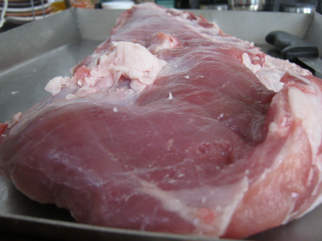 كيفية طبخ لحم الخنزير المدخن بطن لفة في المنزل الدخان