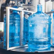 Glas eller plast: vilken behållare för vatten är bättre?