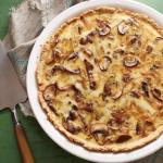 Recepty od Julie Vysockej: Quiche s lososom a špenátom, vaječný benedikt so slaninou a mrkvové muffiny s vlašskými orechmi