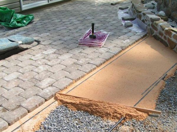 Installation of curbs for paving slabs or curb
