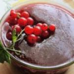 Redcurrant jelly - a bright and healthy dessert