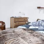 Scandinavian-style bedroom interior, larawan Scandinavian-style na bedroom design ay hindi pangkaraniwan