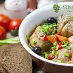 Rabbit stewed in wine (red or white) Rabbit stewed in red wine