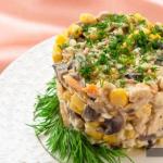 Mga salad na may naka-kahong champignons - mga recipe para sa nagsisimula na mga housewife