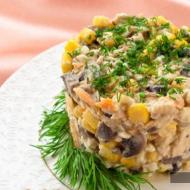 Mga salad na may naka-kahong champignons - mga recipe para sa nagsisimula na mga housewife