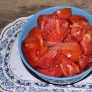 Meryenda mula sa pipino sa tomato sauce na may paminta